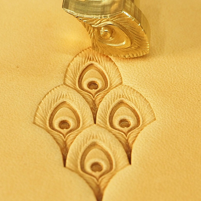 S.N. 537 - PLUME DE PAON - Matoir à Frapper